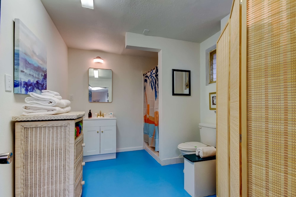Simple Modern Gem 2 Blocks to Beach Pet Friendly