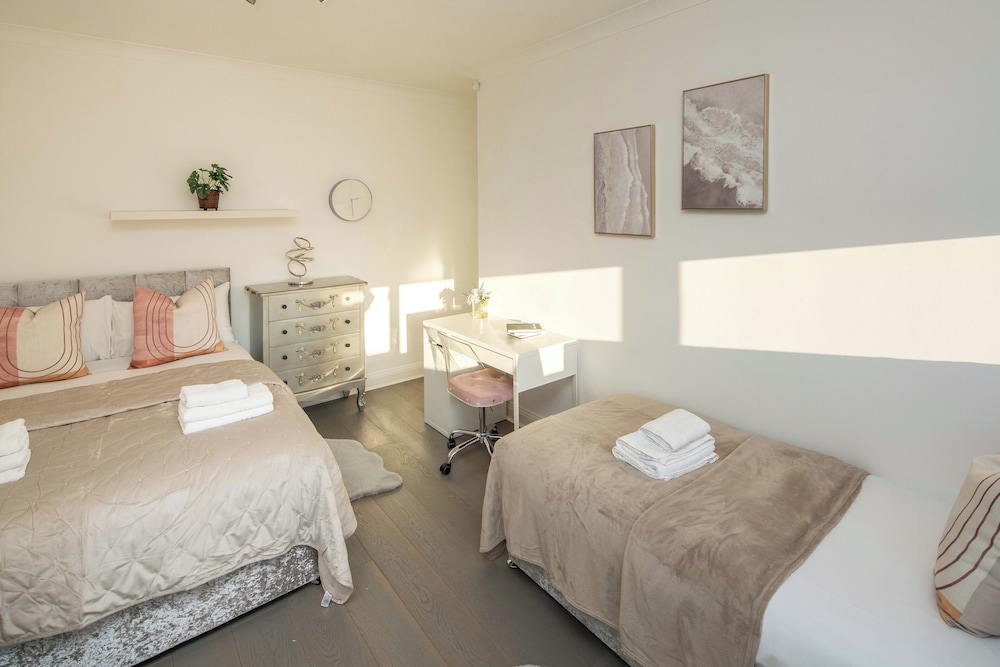 Luxurious 6-bed House With Pool and Free Parking