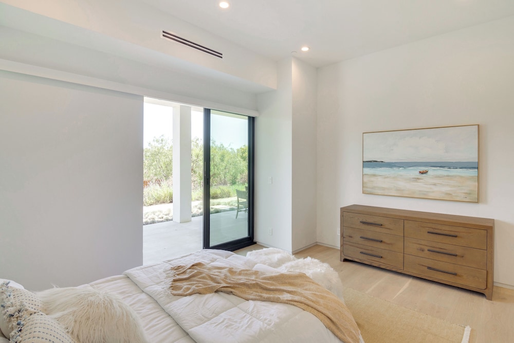 1 Mi to Point Dume: Mtn-view Escape w/ Patio!