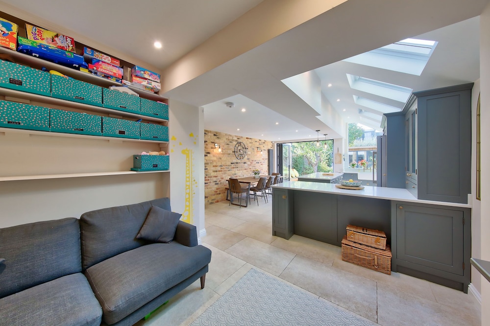 House - Sleeps 8 - Garden - Children's Play Area