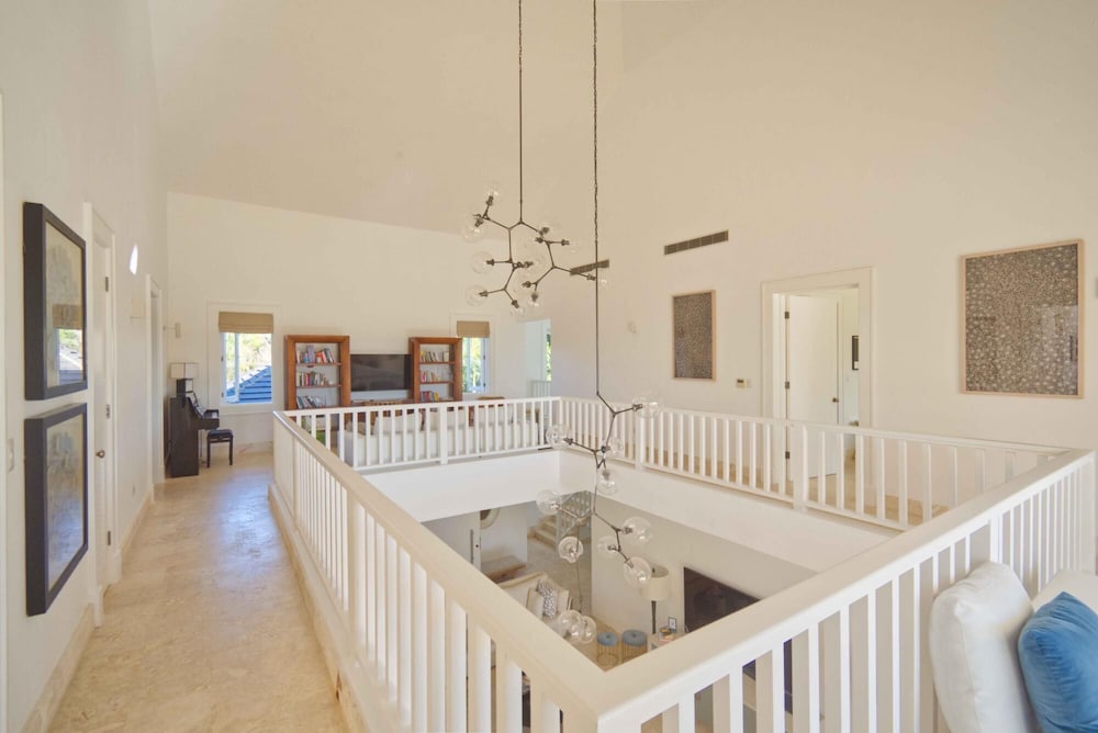 Modern Villa w Golf and Lake View in Beach Resort