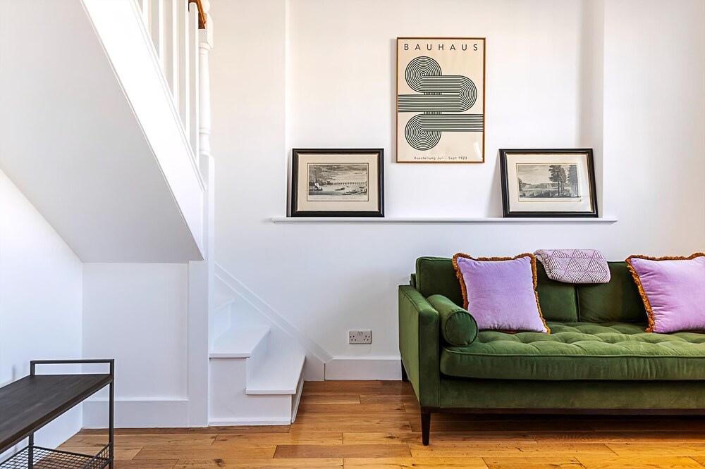 Stylish Chelsea Flat With Luxe Comfort & Charm