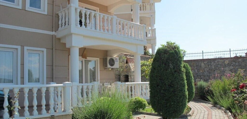 Villa TH17 by JoyLettings view 2