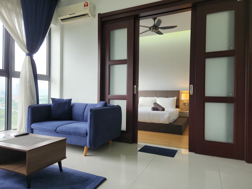 Country Garden Danga Bay by Widebed JB