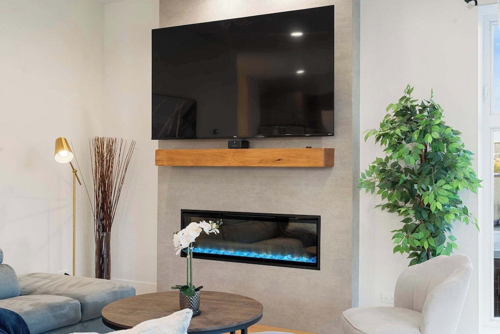 New 3bed 2bath Condo With Parking by United Center
