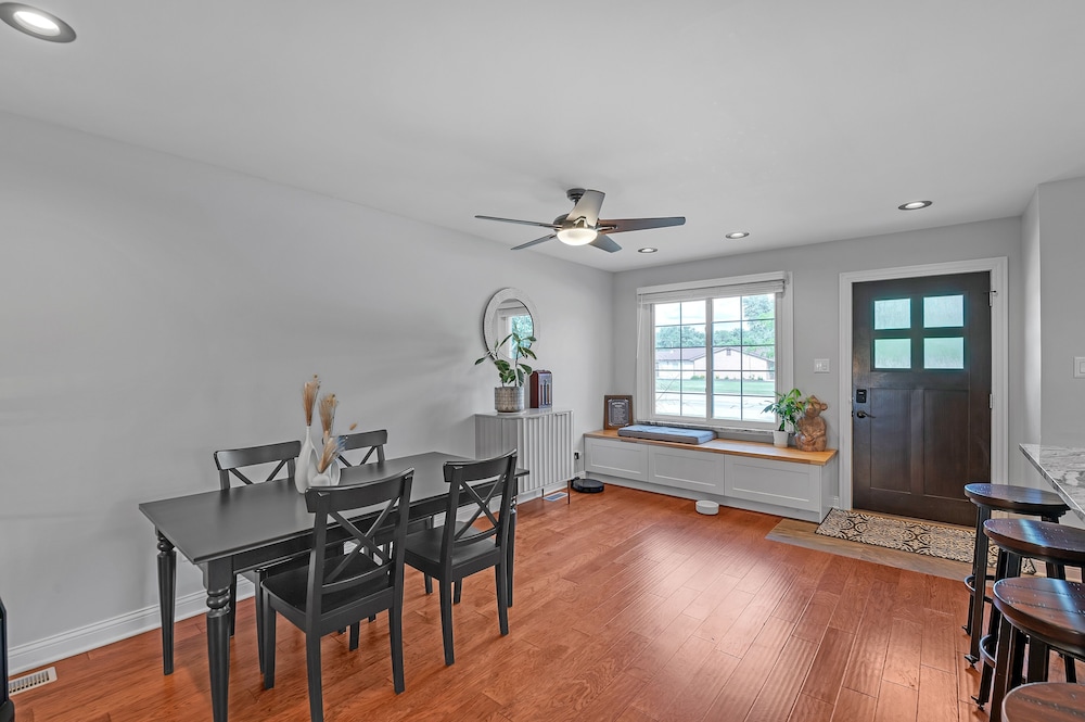 Modern Retreat With Private Pool & Yard 3 Bedroom Home