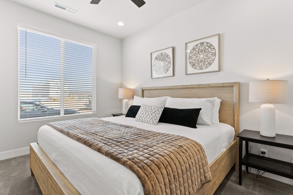 Red Desert Oasis 5 Bedroom Home