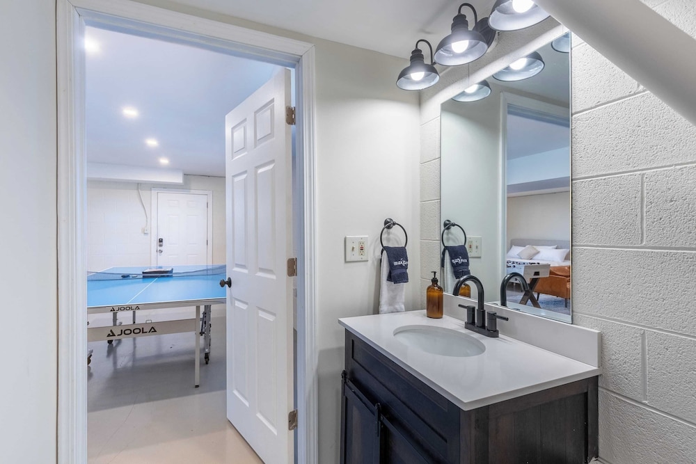 2 Cabins Game Room, Enclosed Porch, Hottub, Views Dudley I & II by Avantstay