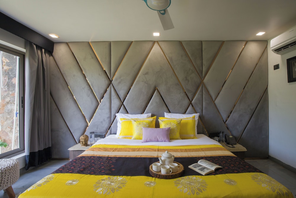 ELIVAAS 5-BHK with Luxe Mudhouses, Tents, Pond & Pvt Pool | Kaimalgarh Farmstay