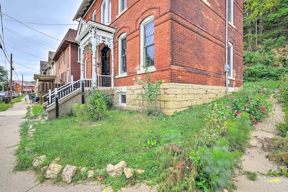 < 1 Mi to Downtown: Historic Dubuque Gem! view 3