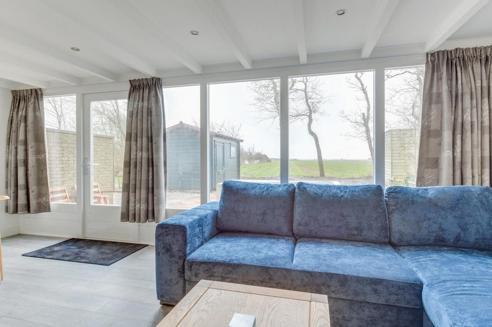 Modern, Cosy Family Bungalow Near Beach