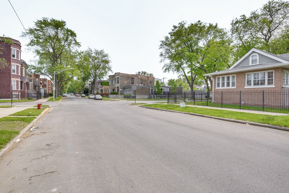 < 2 Mi to Uchicago: Pet-friendly Getaway w/ Yard