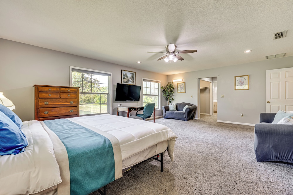 BBQ Ready: Hawthorne Home w/ Screened-in Patio