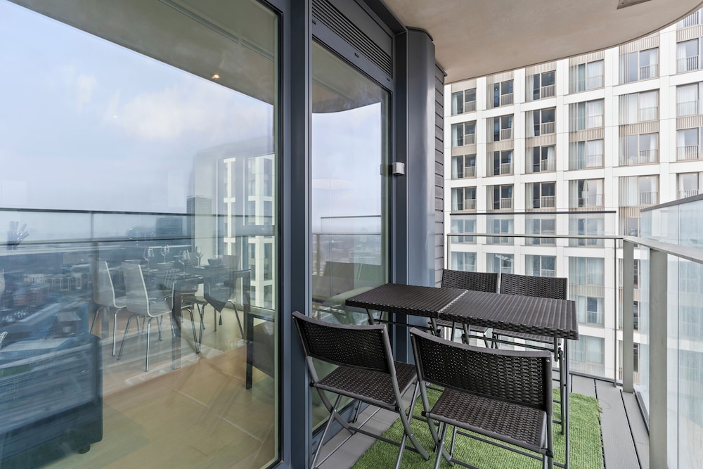 Elegant 2 Bed Apartment Within Many Attractions