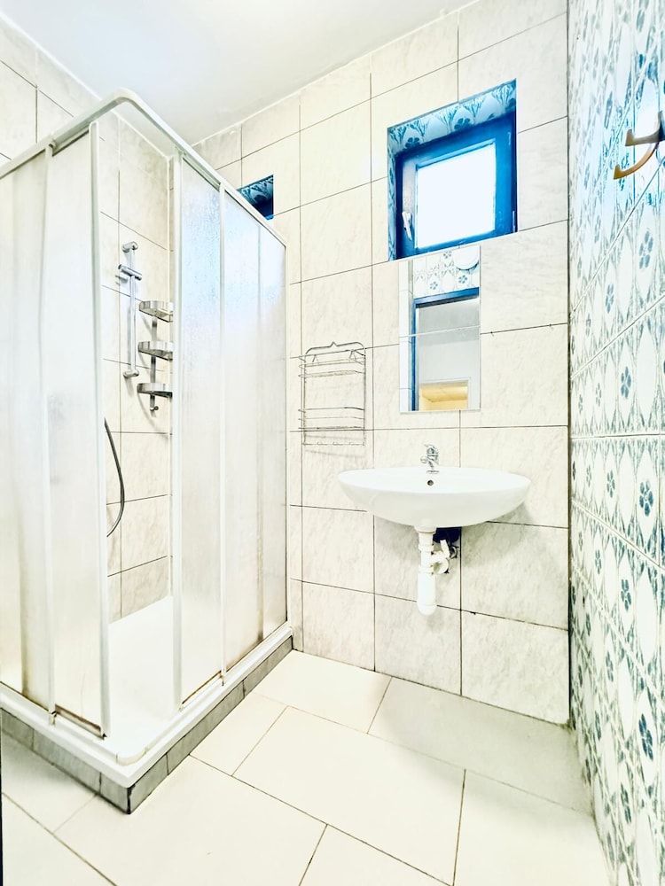 Cozy 2BR Apt Sleeps 6 Direct City Access
