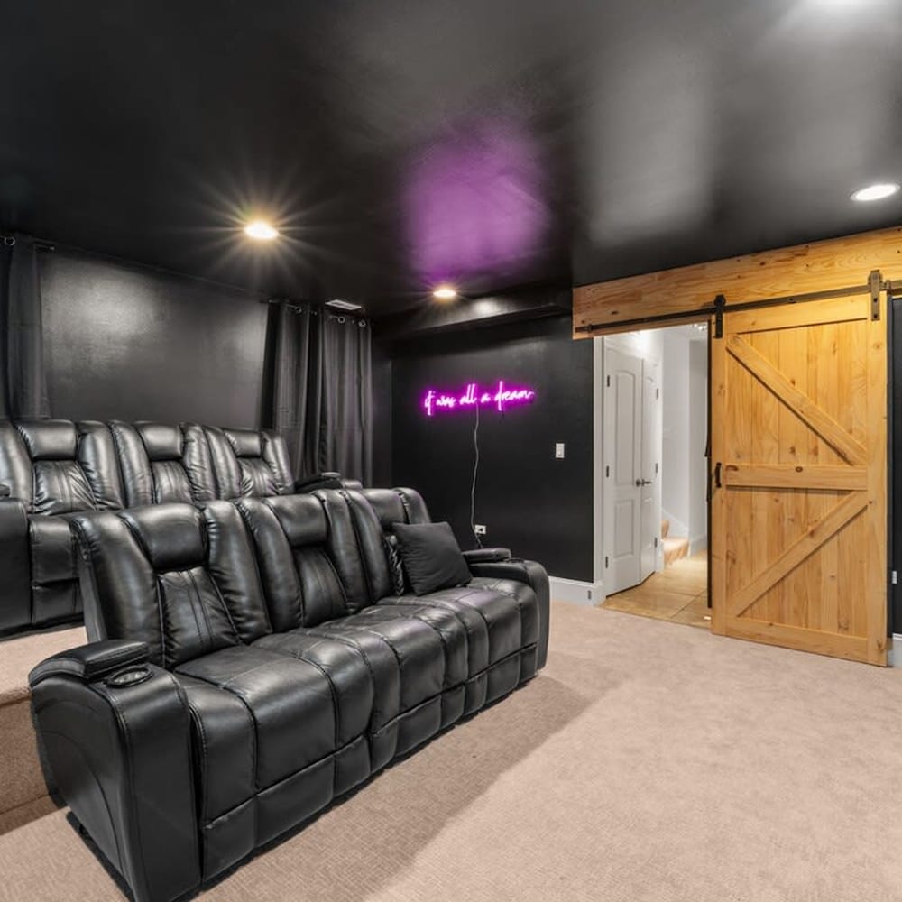 Luxurious 8 Bed Retreat State of the Art Theater