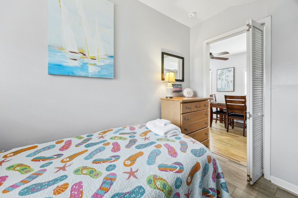 124 S Fletcher - Upstairs 2 Bedroom Duplex