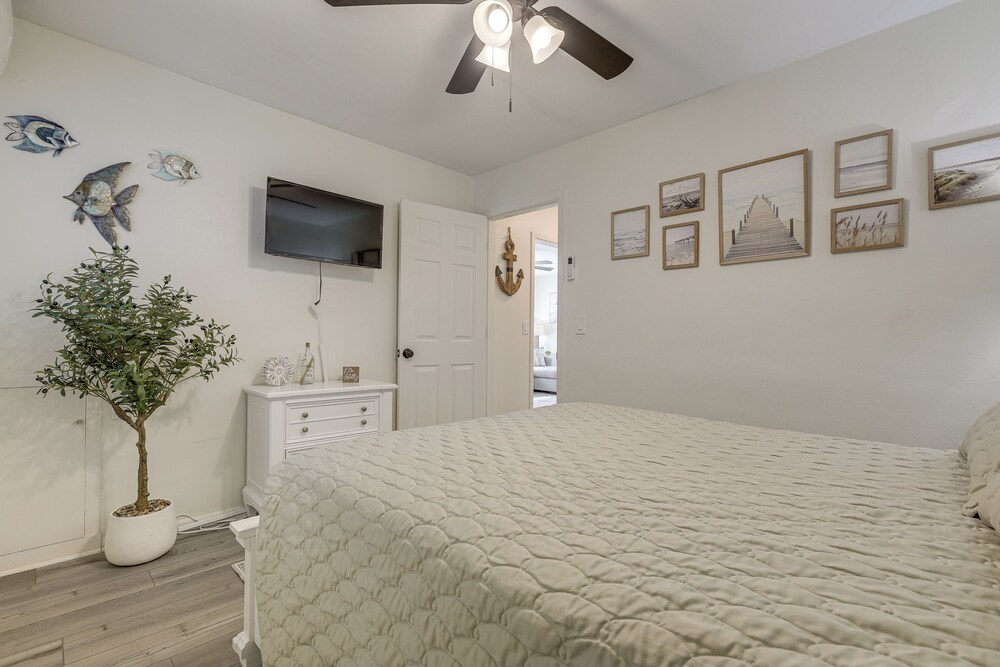 Walk to Shops & Dining: Downtown Stuart Home!