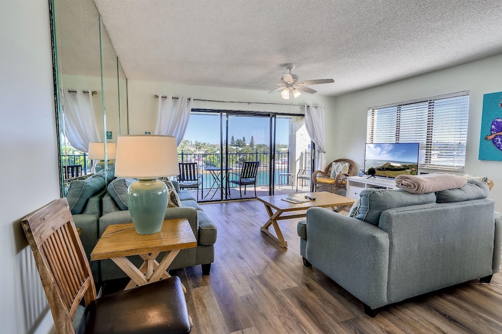 Land's End 4-406 Bay Front