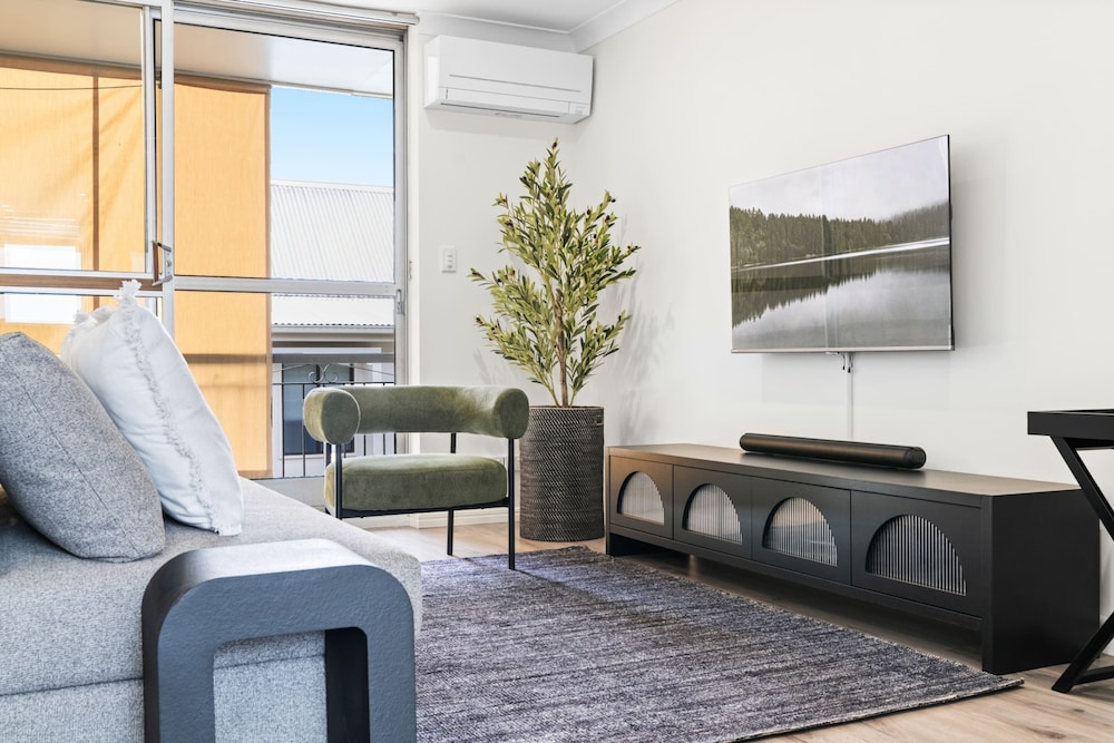 Elegant 2-bed With Balcony by Parks and Amenities