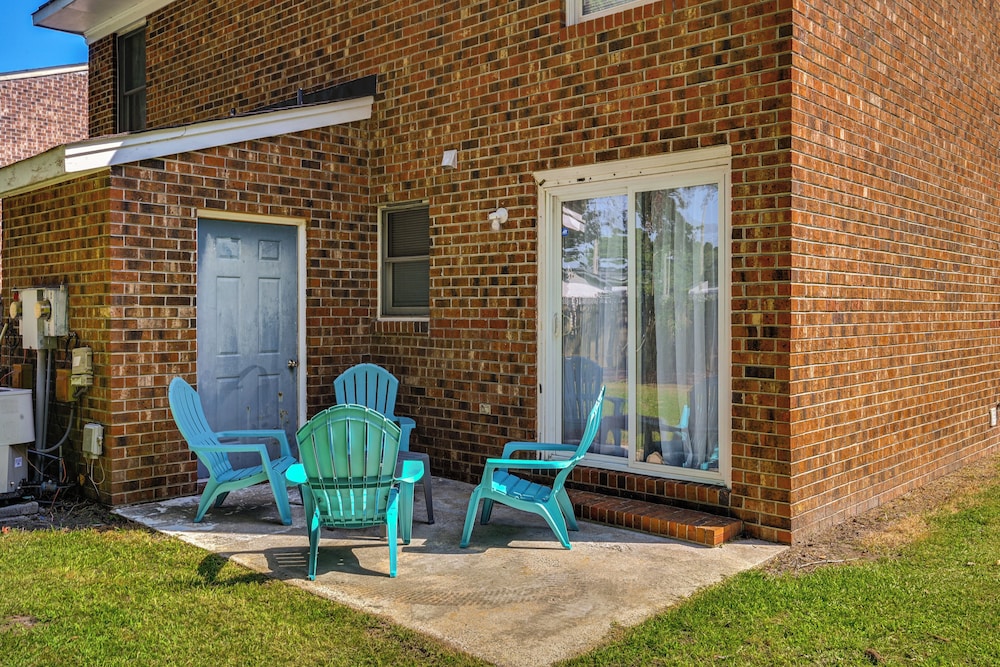< 2 Mi to ECU & Medical District: Retreat w/ Patio