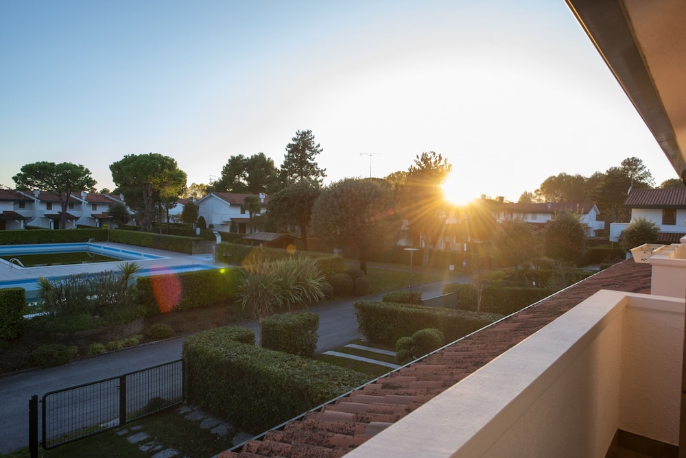 Charming Townhouse With Pool and Garden
