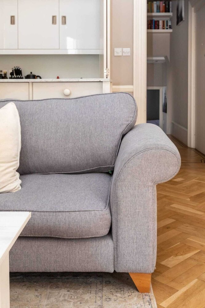 Charming 1BD Flat With Balcony - Kensington