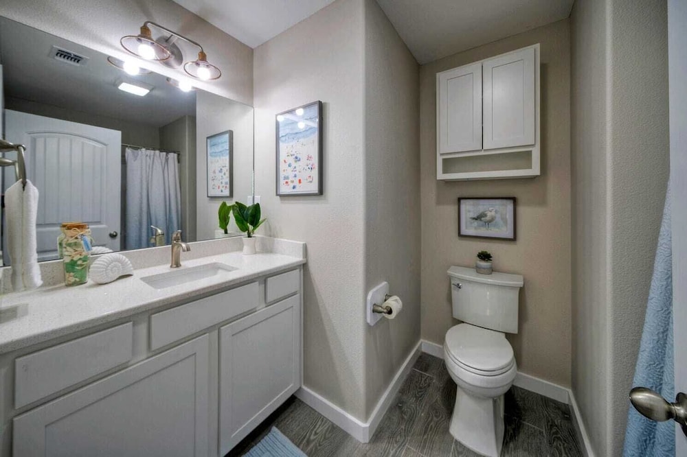 Sleeps 16 2 Homes, Priv Pool, Ping-pong 1block to Alister St. Shops & Dining
