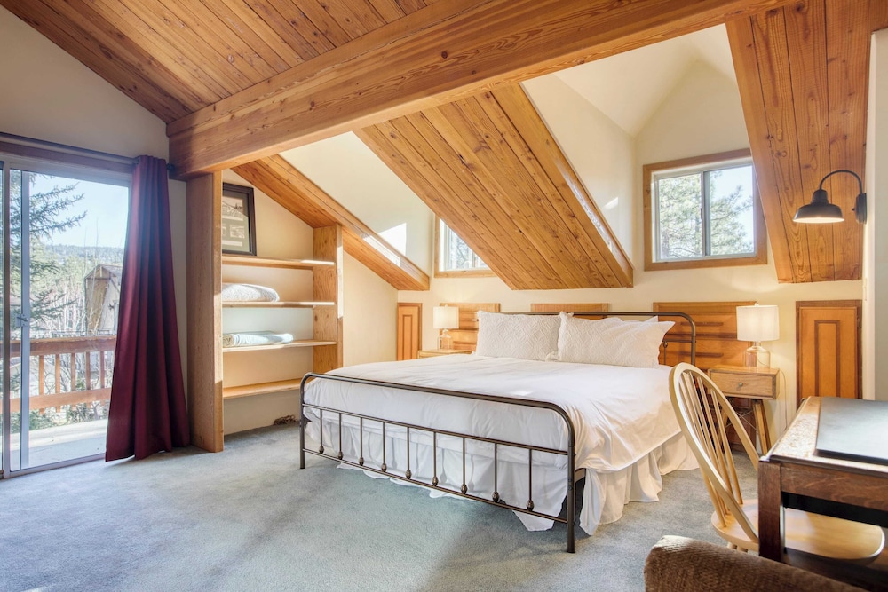 2 Lakefront Homes by Avantstay Sleeps 23, Private Dock+beach, Hot Tub, Fire Pit, Deck Views