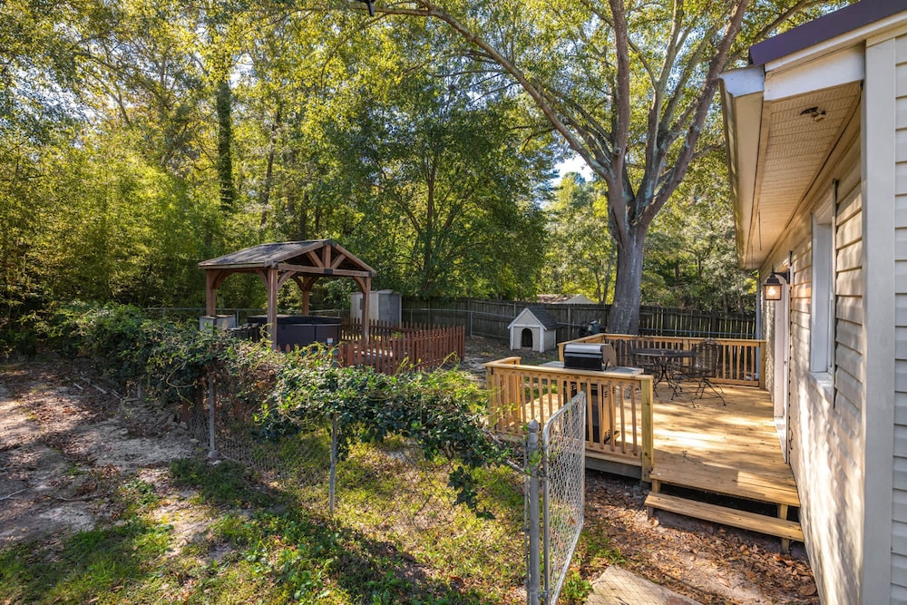 Hot Tub BBQ Retreat Spacious Backyard Pet-friendly