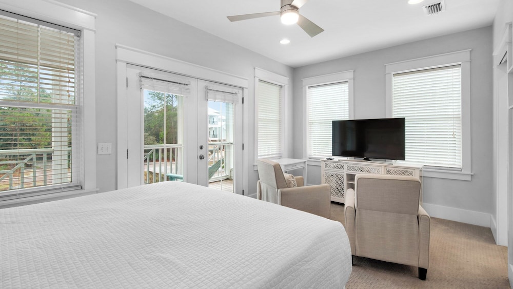 Best of Both Worlds: Pool, Golf Cart, Nearby Attractions & Steps to Beach!