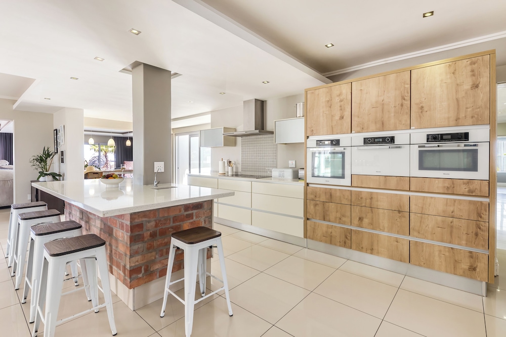 Beachfront, Private Pool, Pizza Oven, Pool Table, Fast Internet, Family Friendly