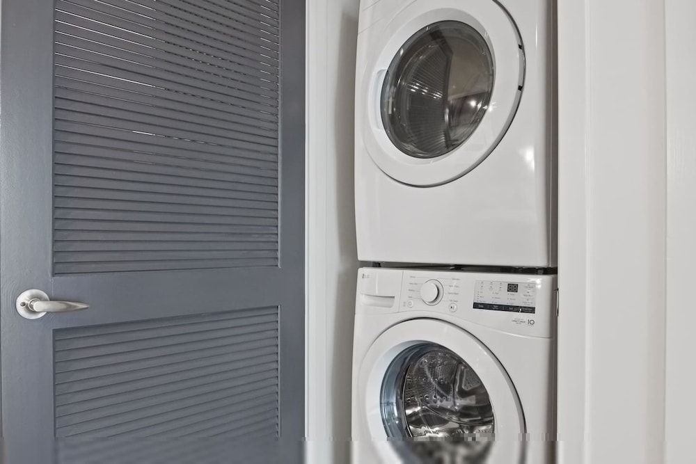 Mid-town Luxury Apt High Rise Gym Pool Parking