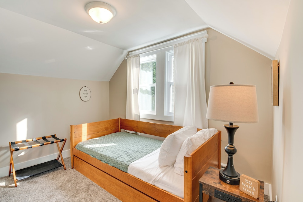 Recently Renovated Harveys Lake Retreat w/ Dock!