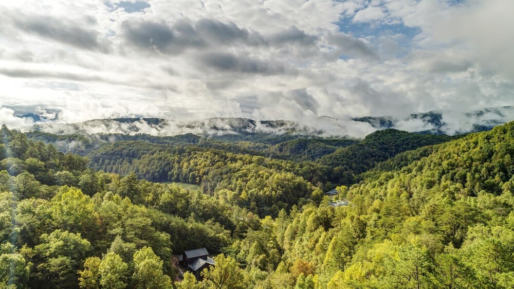 A Mountain Paradise - 3 Bedrooms, 3 Baths, Sleeps 8 Cabin by RedAwning