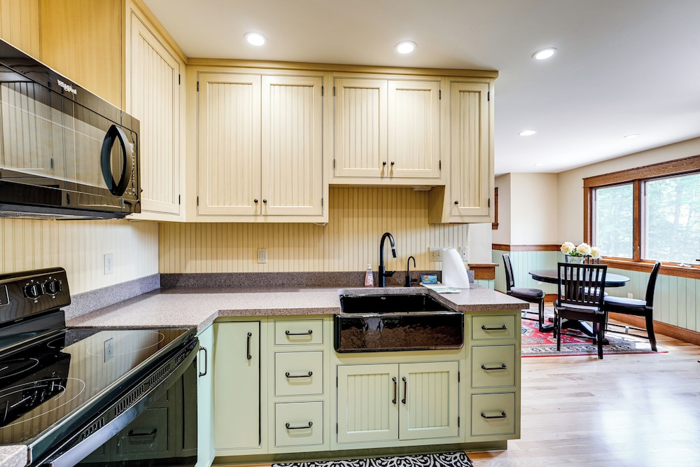 Hamlin Lake Retreat: Spacious Stay for Groups!
