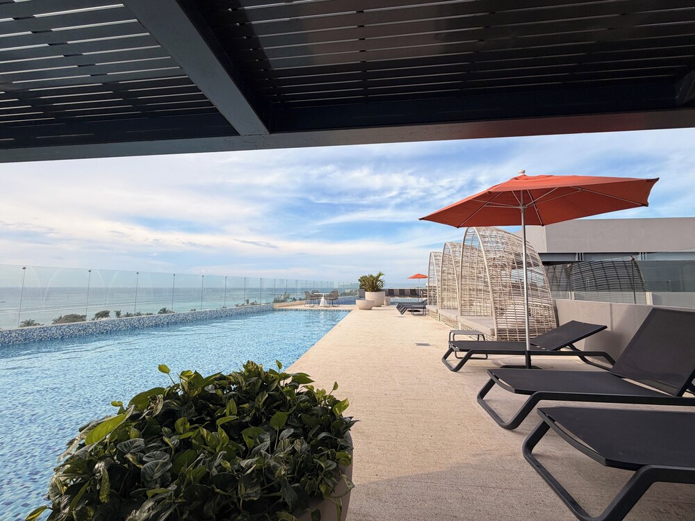 LUX 1 BDR OCEAN VIEW 1 BLOCK TO BEACH