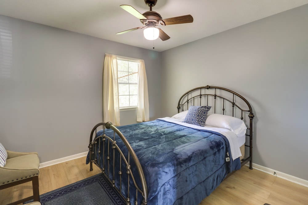 Walk to Eats & Entertainment: Home in Brookhaven
