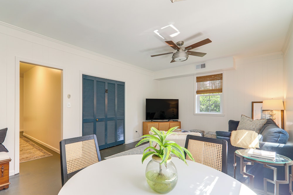 4 Mi to Uga: Bright & Airy Athens Apartment!
