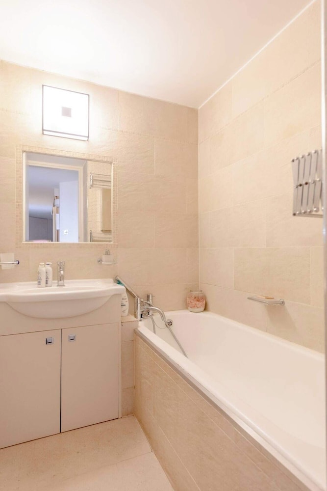 Scenic Riverside 2BD Flat - Chelsea