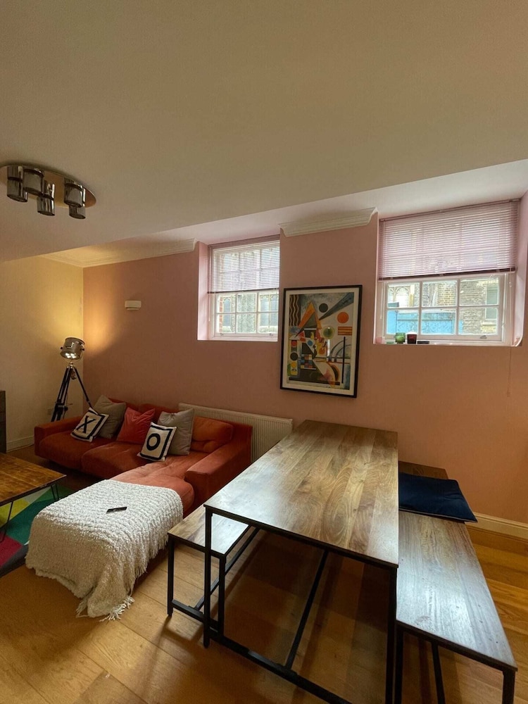 Chic Victorian Flat in Private Estate - Mile End!