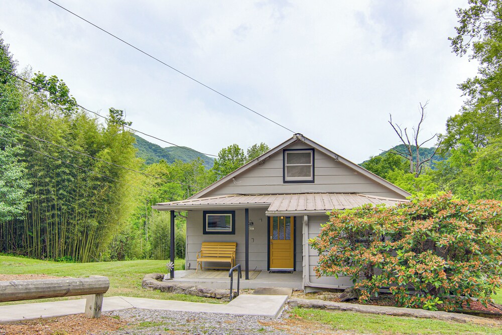 Private Hot Tub: Cottage Near Hikes & Pigeon River