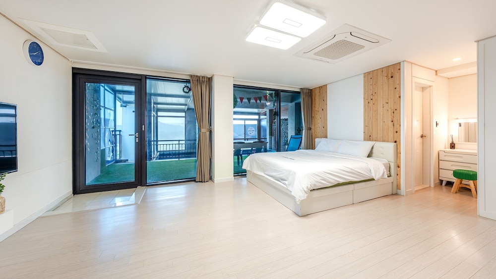 Yeosu Wellstay Pool Villa