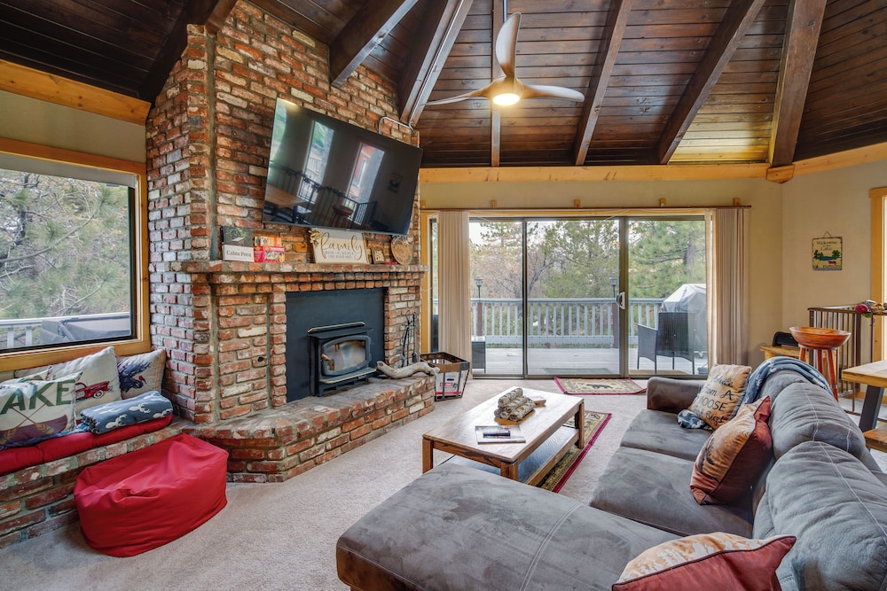 Big Bear Cabin w/ Hot Tub < 3 Mi to Skiing!