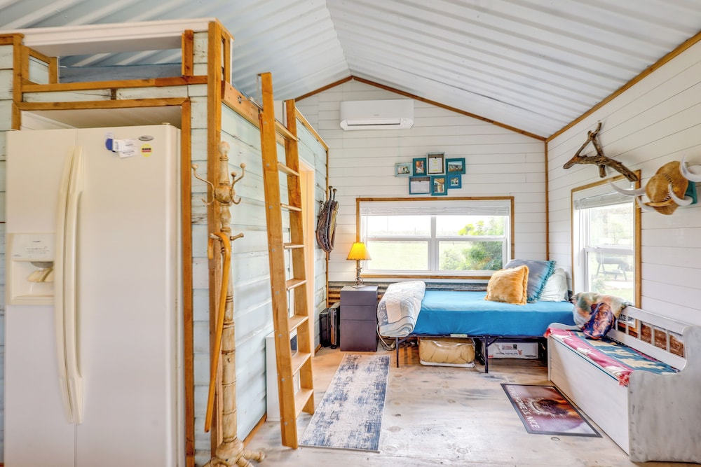 Bunkhouse on Working Texas Ranch w/ Horses & Cows!
