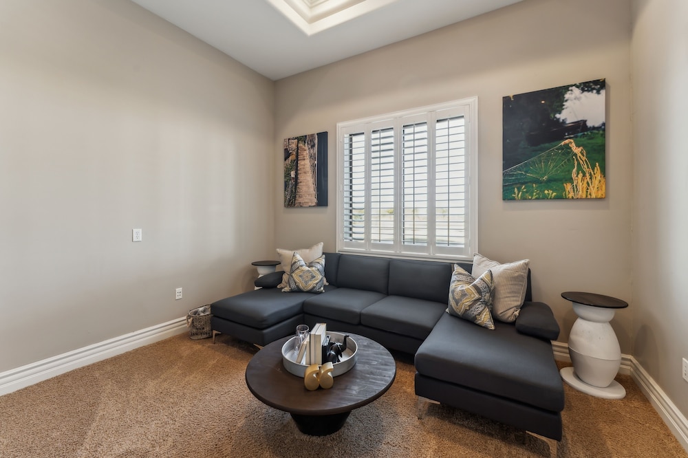 Luxury Home With Slide Pool/spa/movie Theatre 5 Bedroom Home