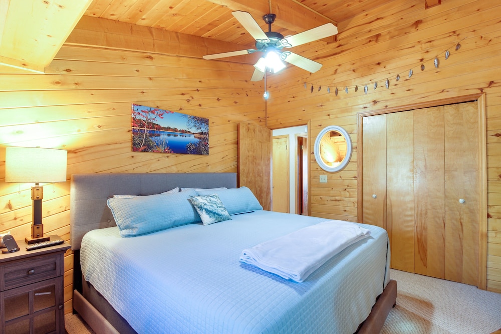 Hot Tub + Decks: Sherwood Forest Cabin