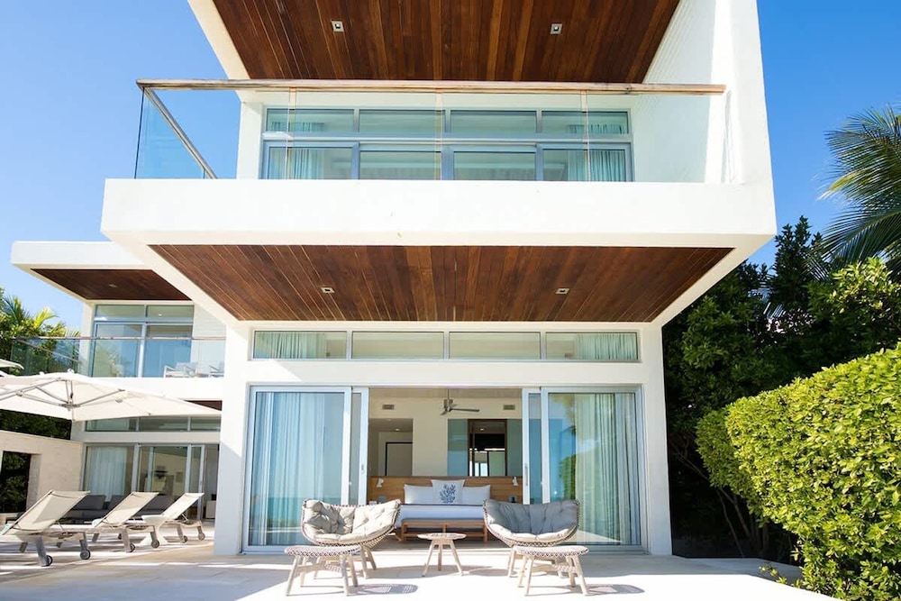 Oceanfront Luxury Villa Infinity Pool w Slide