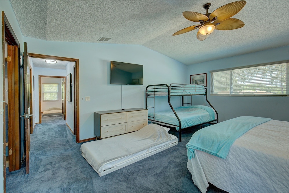 Spacious 4 3 Retreat- Heated Pool-playroom