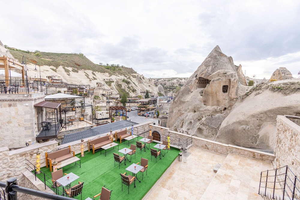 Arkelas Cave House